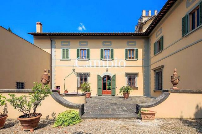 Villa storica di grandi dimensioni con parco e piscina in vendita a Firenze