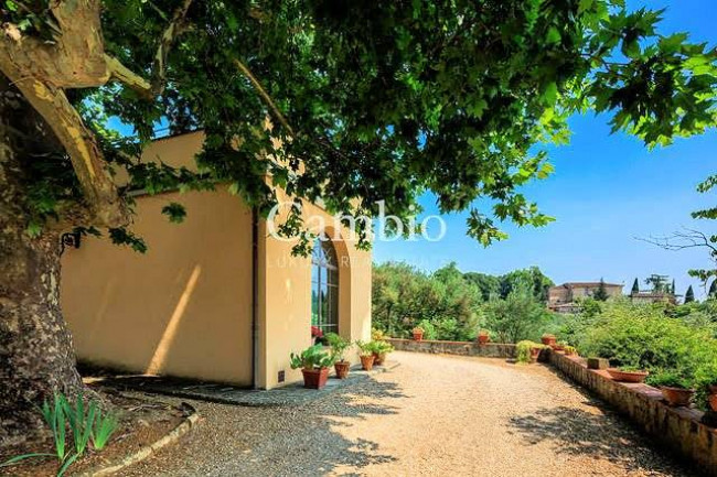 Villa storica di grandi dimensioni con parco e piscina in vendita a Firenze