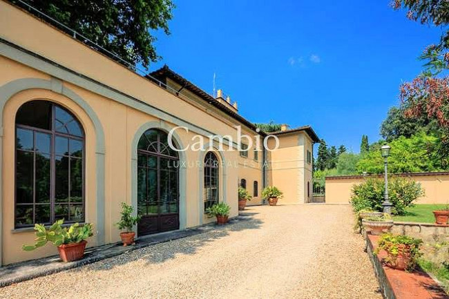 Villa storica di grandi dimensioni con parco e piscina in vendita a Firenze