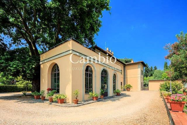 Villa storica di grandi dimensioni con parco e piscina in vendita a Firenze