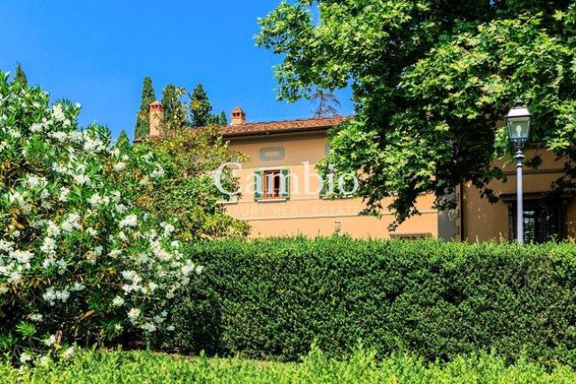 Villa storica di grandi dimensioni con parco e piscina in vendita a Firenze
