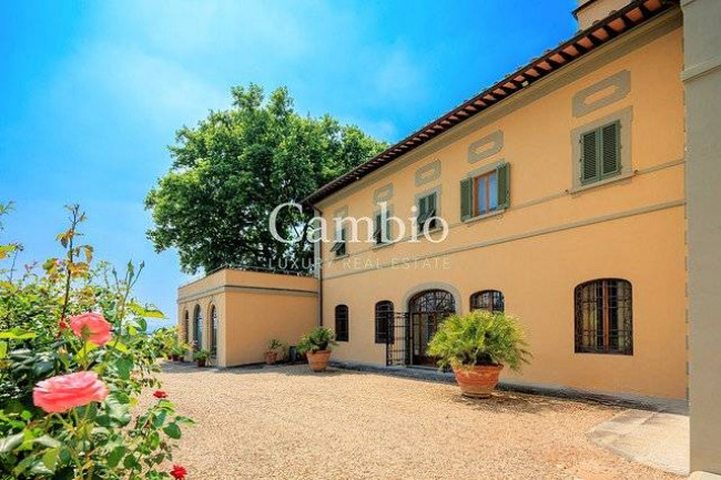 Villa storica di grandi dimensioni con parco e piscina in vendita a Firenze