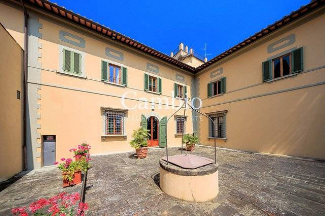 Villa storica di grandi dimensioni con parco e piscina in vendita a Firenze
