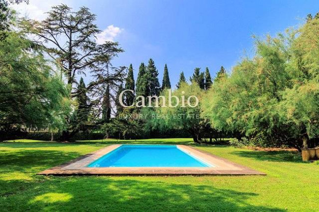 Villa storica di grandi dimensioni con parco e piscina in vendita a Firenze