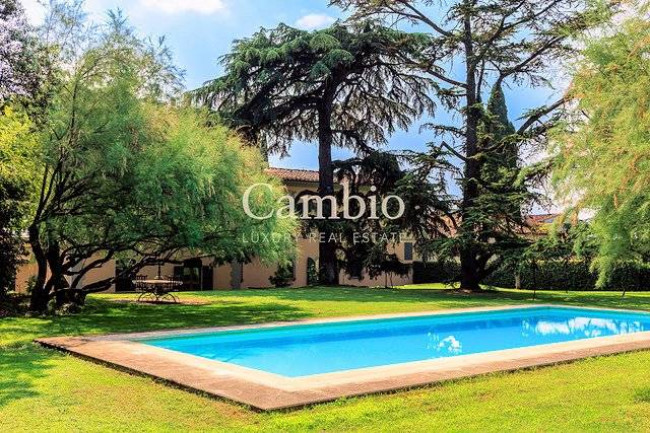 Villa storica di grandi dimensioni con parco e piscina in vendita a Firenze