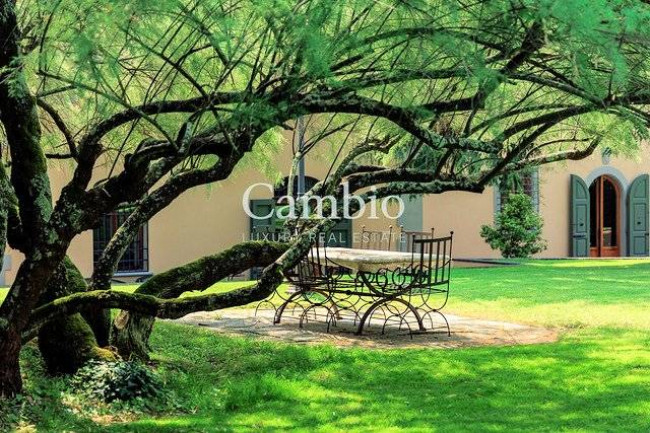 Villa storica di grandi dimensioni con parco e piscina in vendita a Firenze