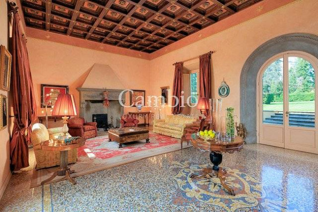 Villa storica di grandi dimensioni con parco e piscina in vendita a Firenze