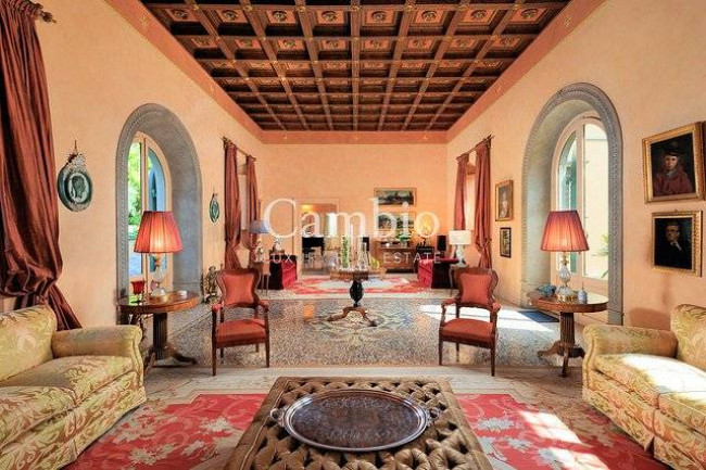 Villa storica di grandi dimensioni con parco e piscina in vendita a Firenze