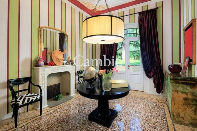 Villa storica di grandi dimensioni con parco e piscina in vendita a Firenze