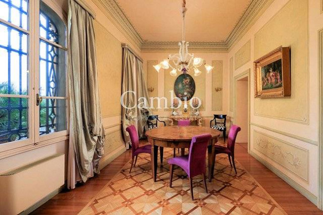 Villa storica di grandi dimensioni con parco e piscina in vendita a Firenze