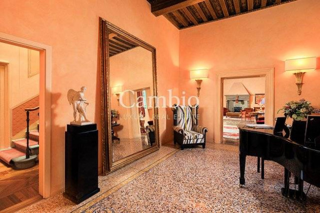Villa storica di grandi dimensioni con parco e piscina in vendita a Firenze