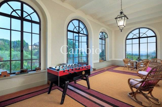 Villa storica di grandi dimensioni con parco e piscina in vendita a Firenze