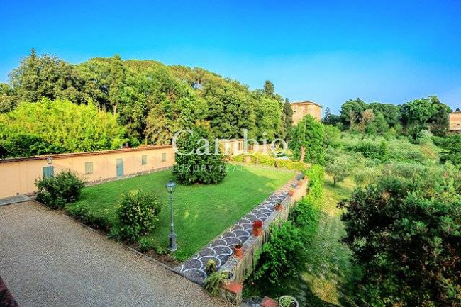 Villa storica di grandi dimensioni con parco e piscina in vendita a Firenze