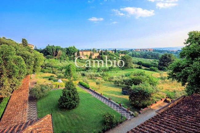 Villa storica di grandi dimensioni con parco e piscina in vendita a Firenze