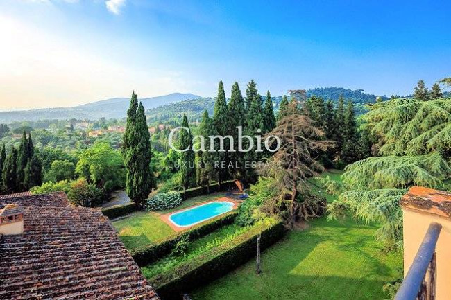 Villa storica di grandi dimensioni con parco e piscina in vendita a Firenze