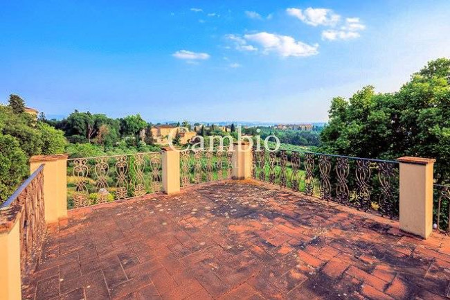 Villa storica di grandi dimensioni con parco e piscina in vendita a Firenze