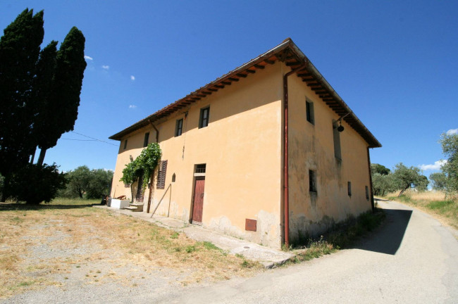 Podere da ristrutturare in posizione collinare in vendita a Quarrata