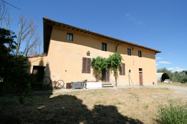 Podere da ristrutturare in posizione collinare in vendita a Quarrata