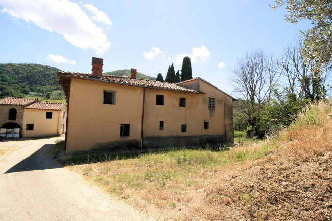 Podere da ristrutturare in posizione collinare in vendita a Quarrata