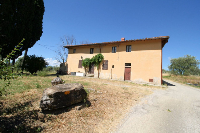 Podere da ristrutturare in posizione collinare in vendita a Quarrata
