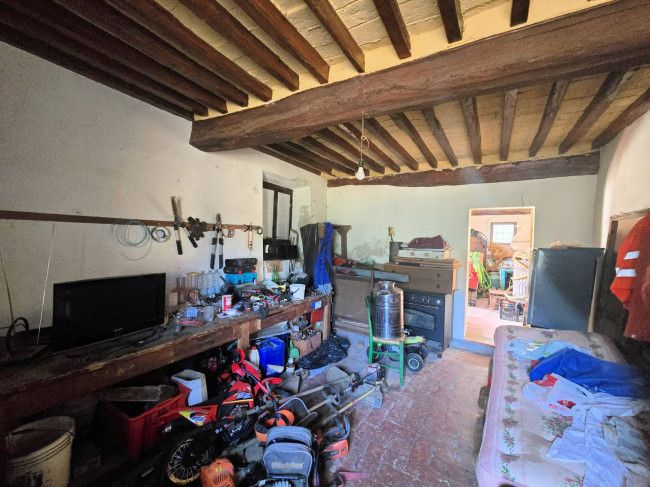 Podere da ristrutturare in posizione collinare in vendita a Quarrata
