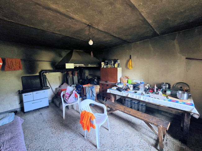 Podere da ristrutturare in posizione collinare in vendita a Quarrata