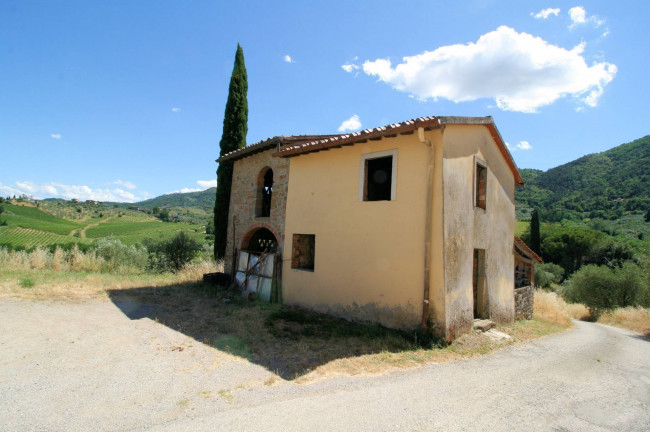 Podere da ristrutturare in posizione collinare in vendita a Quarrata