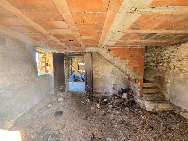 Podere da ristrutturare in posizione collinare in vendita a Quarrata