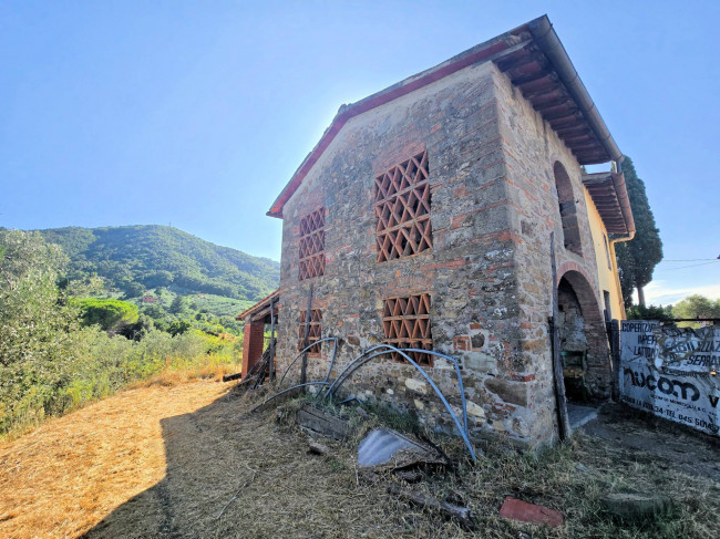 Podere da ristrutturare in posizione collinare in vendita a Quarrata