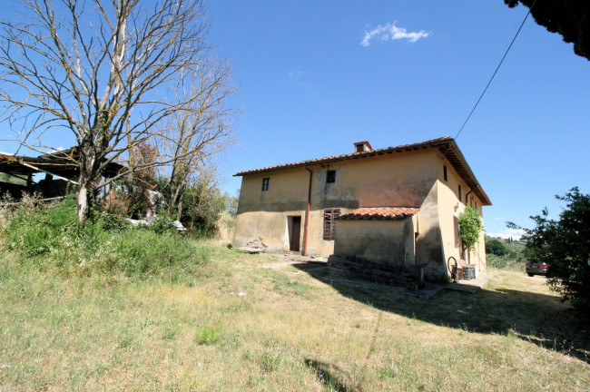 Casa indipendente da ristrutturare con ampio uliveto in vendita a Quarrata