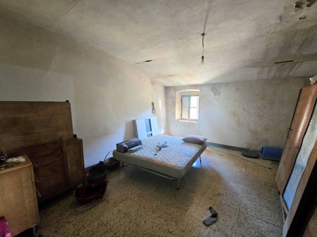 Casa indipendente da ristrutturare con ampio uliveto in vendita a Quarrata