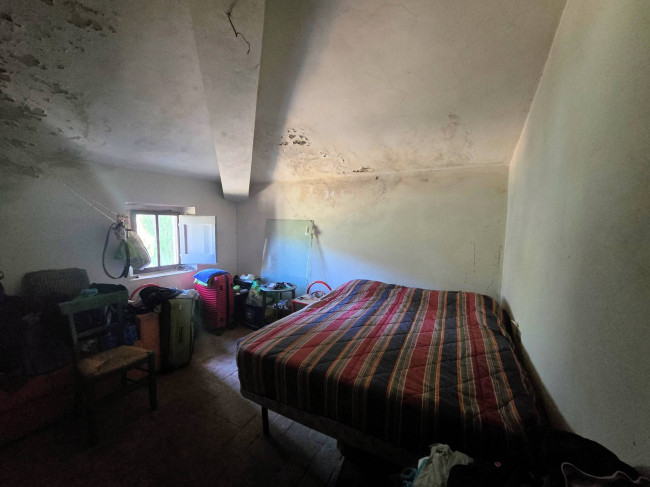 Casa indipendente da ristrutturare con ampio uliveto in vendita a Quarrata