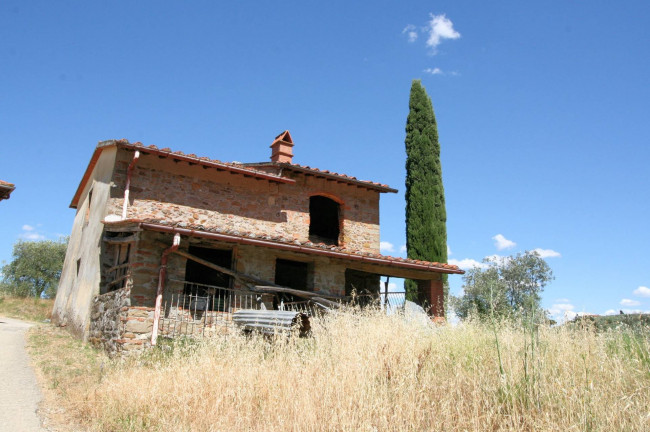 Rustico da ristrutturare in posizione collinare in vendita a Quarrata