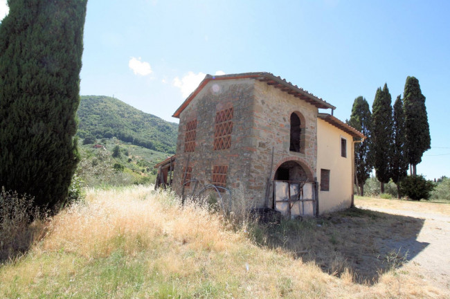 Rustico da ristrutturare in posizione collinare in vendita a Quarrata