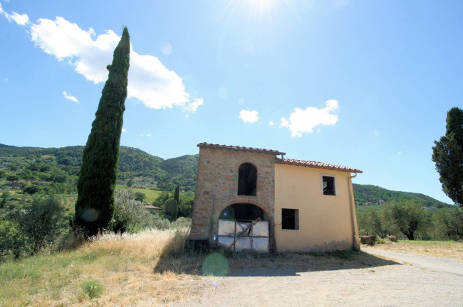 Rustico da ristrutturare in posizione collinare in vendita a Quarrata
