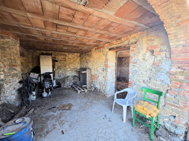 Rustico da ristrutturare in posizione collinare in vendita a Quarrata