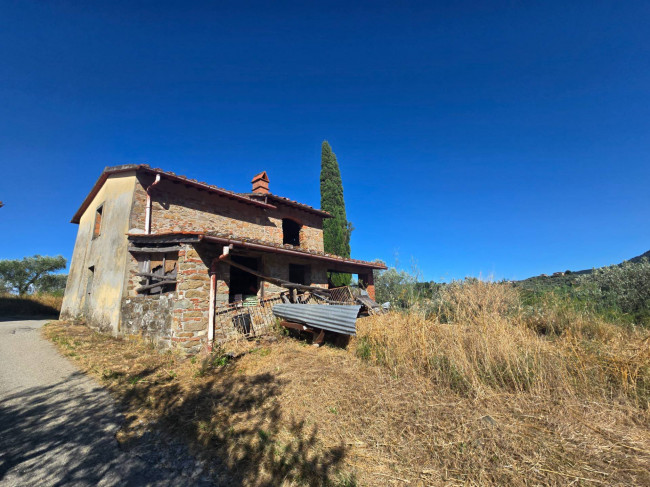 Rustico da ristrutturare in posizione collinare in vendita a Quarrata