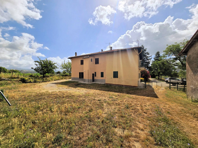 Porzione terratetto di villetta bifamiliare con annessi e ampio terreno in posizione panoramica in vendita a Barberino di Mugello