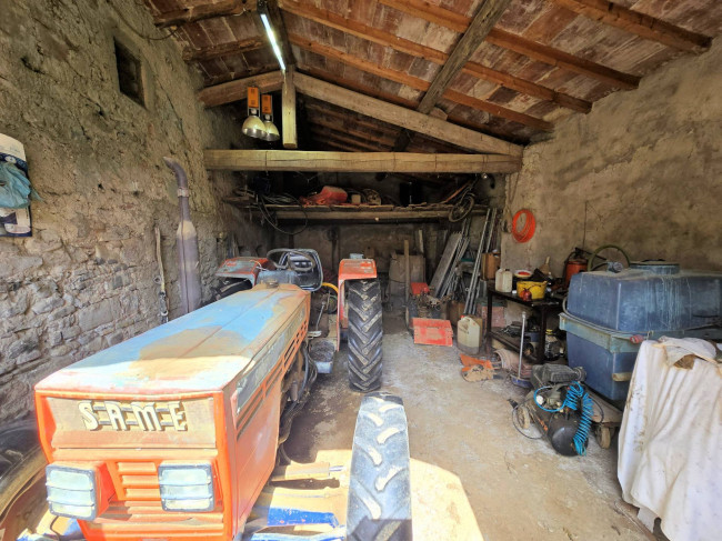Porzione terratetto di villetta bifamiliare con annessi e ampio terreno in posizione panoramica in vendita a Barberino di Mugello