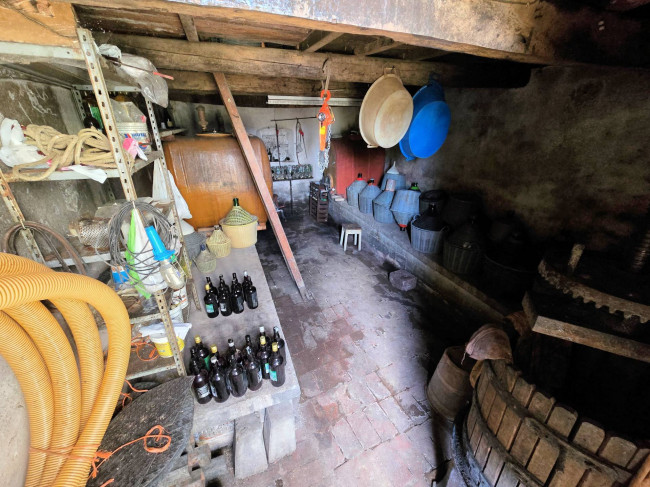 Porzione terratetto di villetta bifamiliare con annessi e ampio terreno in posizione panoramica in vendita a Barberino di Mugello