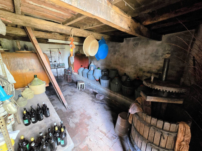 Porzione terratetto di villetta bifamiliare con annessi e ampio terreno in posizione panoramica in vendita a Barberino di Mugello