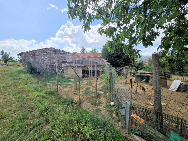Porzione terratetto di villetta bifamiliare con annessi e ampio terreno in posizione panoramica in vendita a Barberino di Mugello