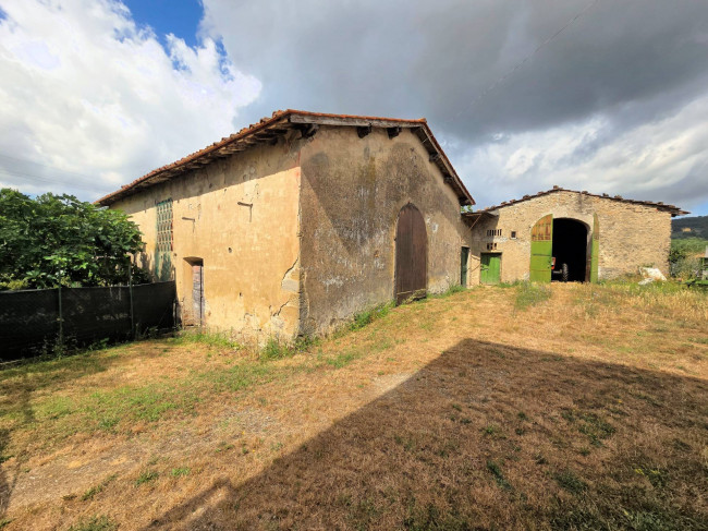 Porzione terratetto di villetta bifamiliare con annessi e ampio terreno in posizione panoramica in vendita a Barberino di Mugello