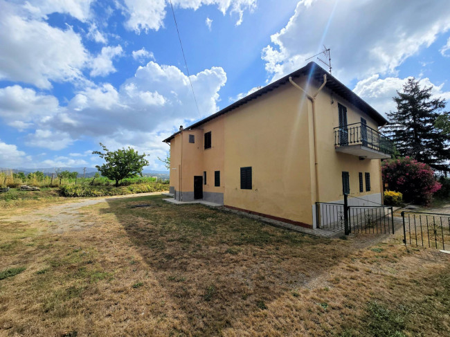 Porzione terratetto di villetta bifamiliare con annessi e ampio terreno in posizione panoramica in vendita a Barberino di Mugello