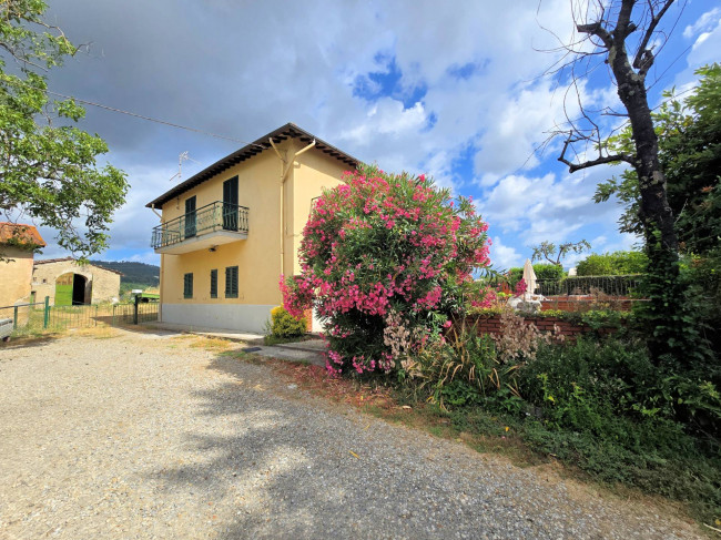 Porzione terratetto di villetta bifamiliare con annessi e ampio terreno in posizione panoramica in vendita a Barberino di Mugello