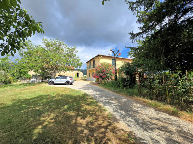 Porzione terratetto di villetta bifamiliare con annessi e ampio terreno in posizione panoramica in vendita a Barberino di Mugello