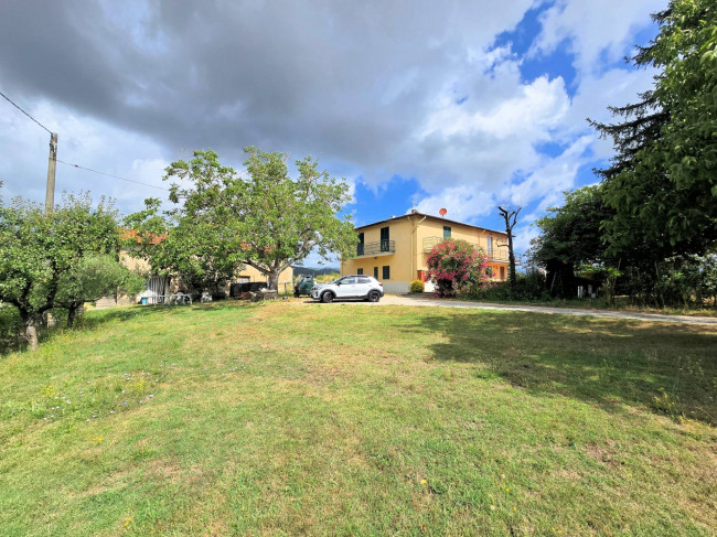 Porzione terratetto di villetta bifamiliare con annessi e ampio terreno in posizione panoramica in vendita a Barberino di Mugello