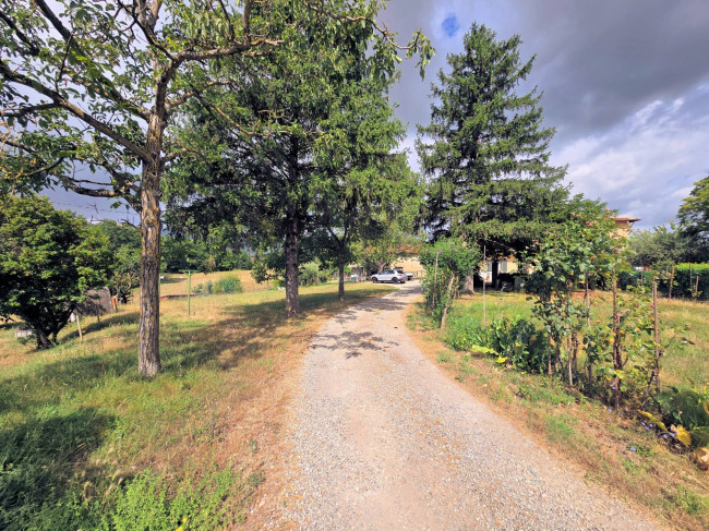 Porzione terratetto di villetta bifamiliare con annessi e ampio terreno in posizione panoramica in vendita a Barberino di Mugello