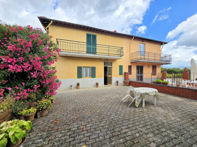 Porzione terratetto di villetta bifamiliare con annessi e ampio terreno in posizione panoramica in vendita a Barberino di Mugello