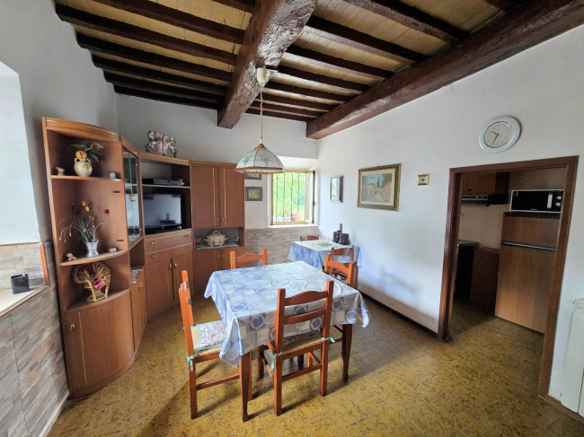 Porzione terratetto di villetta bifamiliare con annessi e ampio terreno in posizione panoramica in vendita a Barberino di Mugello